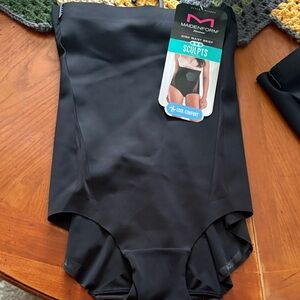 New medium Maidenform Black High-Waist brief Sculpts Shapewear bottoms